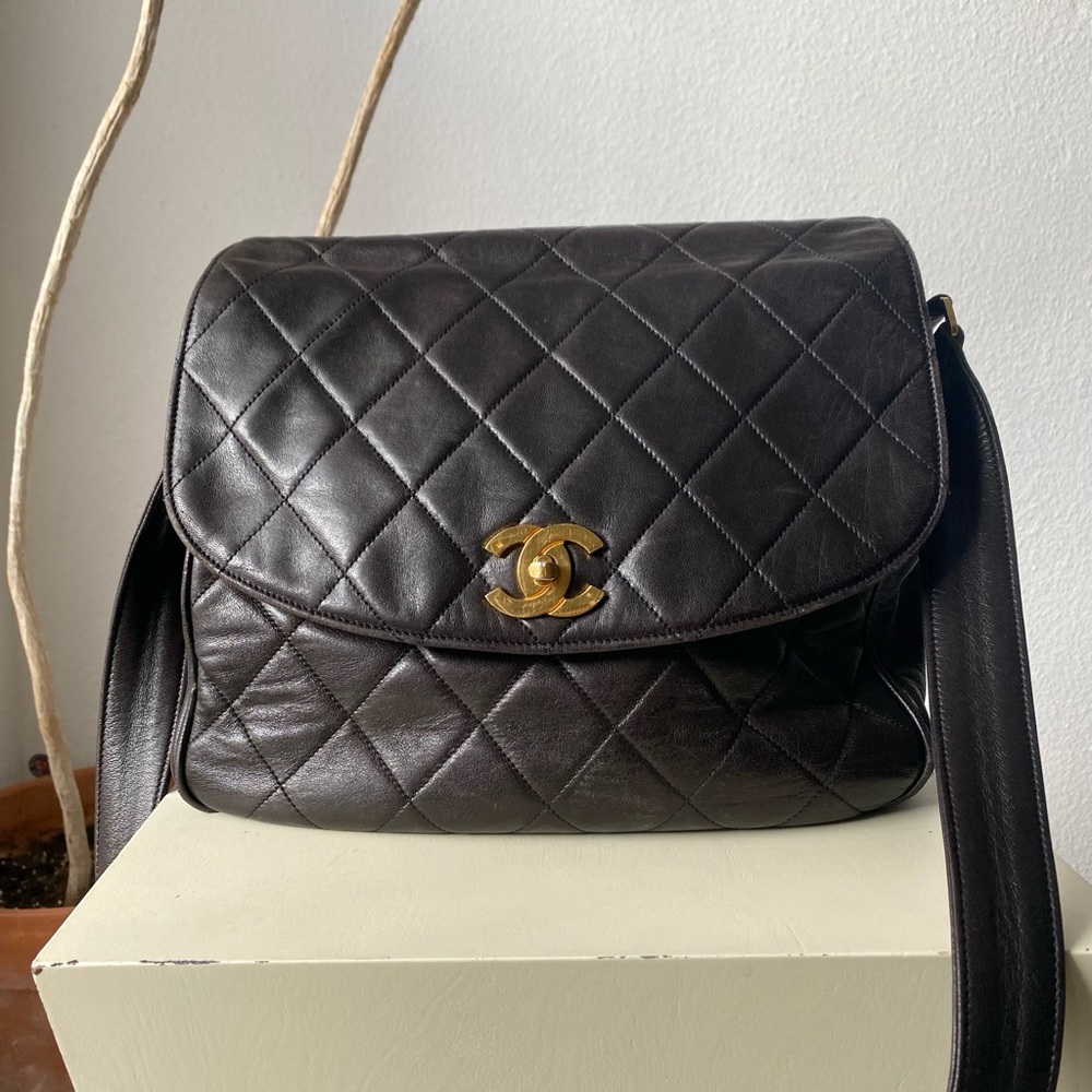 Vintage crossbody Chanel black lamb skin flap with gold turnlock
